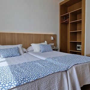 Zimmer mit Kingsize-Bett